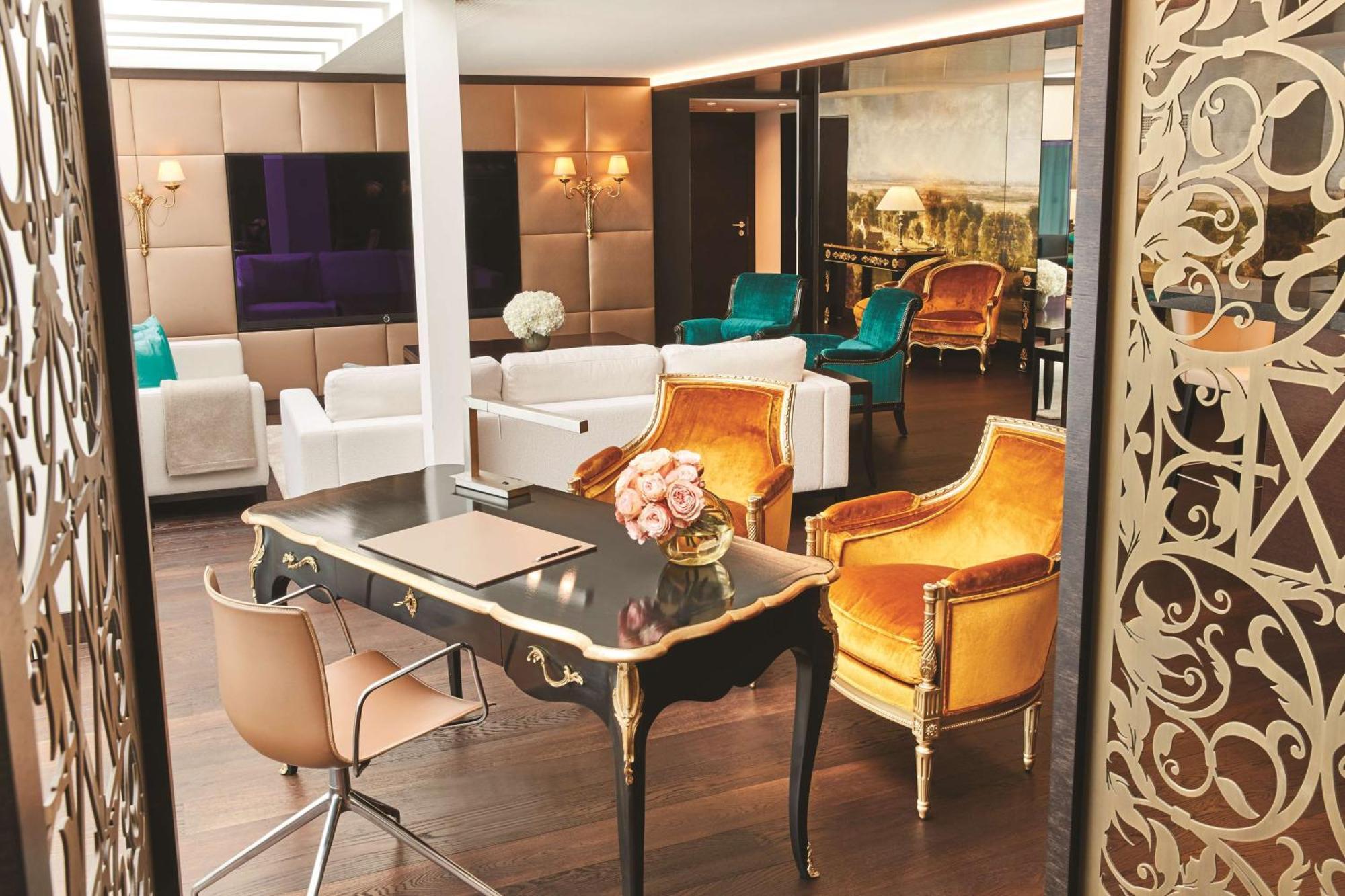 Vier Jahreszeiten Kempinski Muenchen Εξωτερικό φωτογραφία The interior of a suite at the hotel