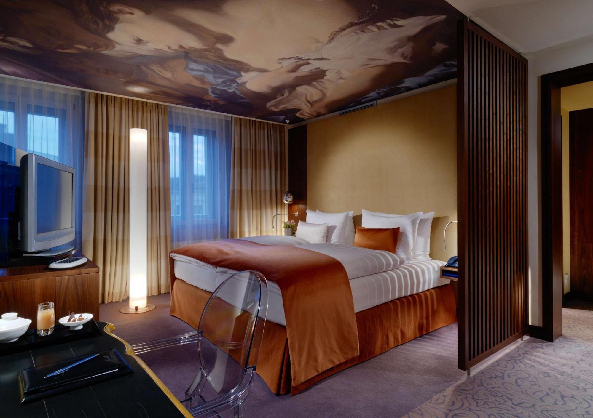 Vier Jahreszeiten Kempinski Muenchen Εξωτερικό φωτογραφία A room at the Mandarin Oriental, Munich